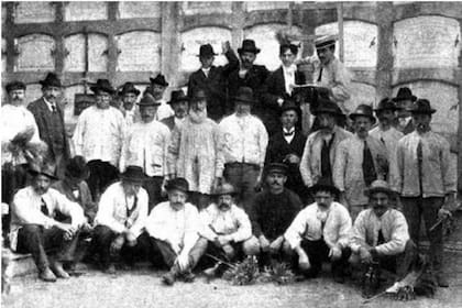 Trabajadores del cementerio de Recoleta en la Revista Caras y Caretas, abril de 1909.