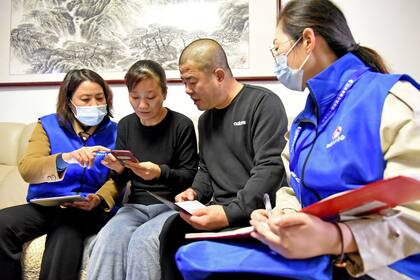 Trabajadores del censo recopilan información de los residentes en Lianyungang, en la provincia de Jiangsu, en el este de China