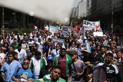 Trabajadores del hospital Bonaparte marchan a Plaza de Mayo