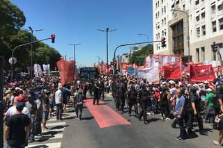 Caos en el centro: sindicatos cortan la 9 de Julio en rechazo a los despidos