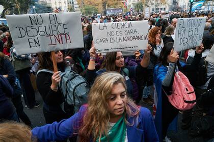 Trabajadores del INTA se manifestaron frente al Congreso, que reunió reclamos por el Garraham, los discapacitados, los jubilados y ante los femicidios