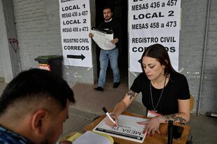 Trabajadores del Servel (Servicio Electoral de Chile) ayudan a montar las mesas electorales para la elección del Consejo Constitucional que redactará una propuesta de nueva Constitución, en el Estadio Nacional de Santiago, el 6 de mayo de 2023.