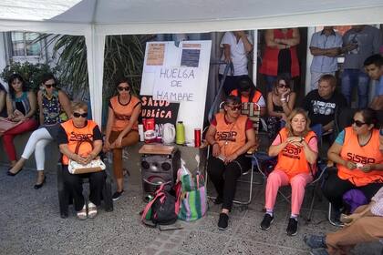 Trabajadores del Sisap Chubut encadenados frente al Ministerio de Salud