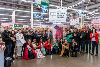Trabajadores del supermercado, representantes de GDN y de la Aamnba, y hasta reinas y princesas mendocinas, en la sucursal de ChangoMâs en Maipú 