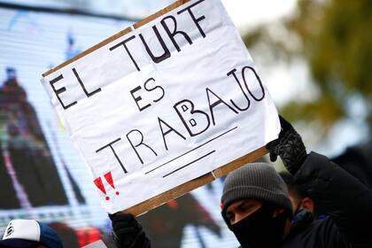 Centenares de trabajadores reclamaron por el regreso de las carreras con el lema #ElTurfEsTrabajo.