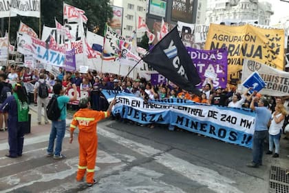 Trabajadores despedidos y suspendidos de Yacimientos Carbonferos Ro Turbio (YCRT), el Hospital Posadas, el INTI y Pepsico, entre otros, se concentraron desde temprano en la avenida Corrientes y 9 de Julio, para exigir el cese de los despidos