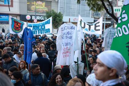 Trabajadores, docentes, médicos y alumnos del Hospital de Clínicas en un abrazo simbólico al edificio