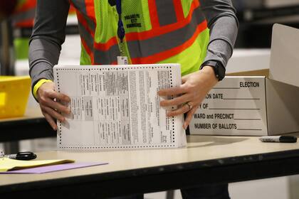 Trabajadores electorales cuentan las boletas el 4 de noviembre de 2020 en Filadelfia, Pensilvania