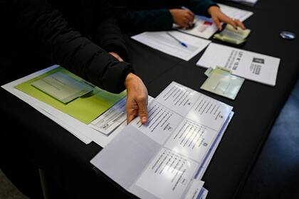 Trabajadores electorales preparan las boletas para las elecciones del domingo