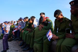 Trabajadores eléctricos y petroleros de Cuba celebran a colegas en mitin masivo