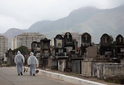 Trabajadores en el cementerio Inahuma, en Río de Janeiro