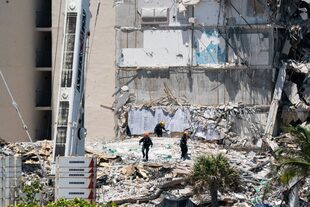 Trabajadores en el los escombros tras la caída del complejo de edificios en Miami