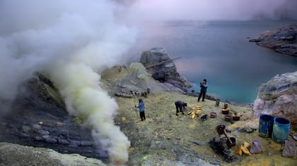 Trabajadores en la recolección de azufre en el Volcán Kawah Ijen, Indonesia