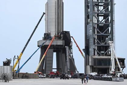 Trabajadores en los ascensores preparan la nave SpaceX Starship antes del lanzamiento programado desde Starbase en Boca Chica, Texas, el 19 de abril de 2023.