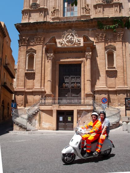 Trabajadores en moto por las calles de Agrigento