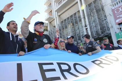 Trabajadores estatales y del Astillero Río Santiago marchan al Ministerio de y trabajo en La Plata