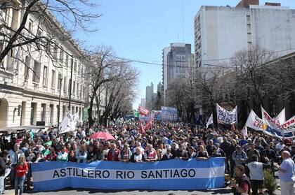 Trabajadores estatales y del Astillero Río Santiago marchan al Ministerio de y trabajo en La Plata