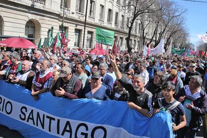 Trabajadores estatales y del Astillero Río Santiago marchan al Ministerio de y trabajo en La Plata