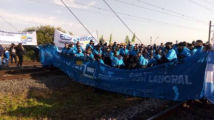 Trabajadores ferroviarios piden el pase a planta permanente, con una concentración sobre las vías en la estación Darío Santillán y Maximiliano Kosteki