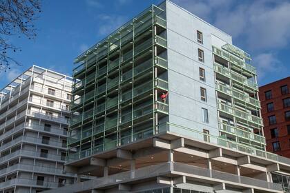 Trabajadores finalizando los preparativos para la inauguración de la Villa Olímpica en Seine-Saint-Denis.