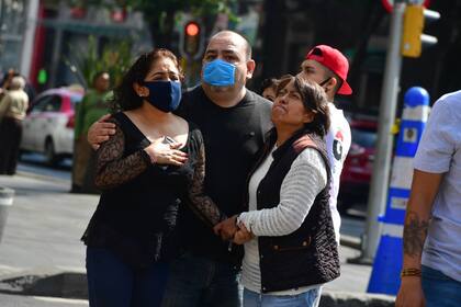 Trabajadores fueron evacuados de los edificios de la ciudad de México durante el sismo