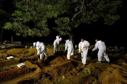 Trabajadores habilitan nuevas tumbas en el cementerio de Vila Formosa, en San Pablo