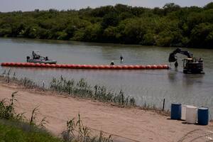 La nueva decisión del gobierno de Texas con la barrera flotante para impedir cruces