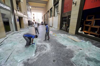Trabajadores limpian los escombros en el distrito comercial "Souks" de Beirut