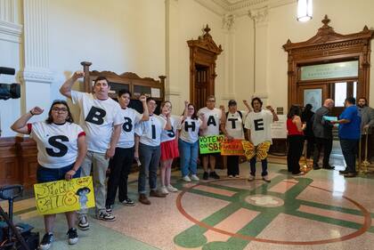Trabajadores migrantes y diversas organizaciones se reunieron en el capitolio de Texas
