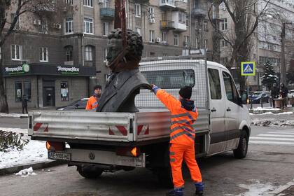Trabajadores municipales de Dnipro desmantelan un busto del escritor ruso Alexander Pushkin (Administración de la región de Dnipro vía AP)