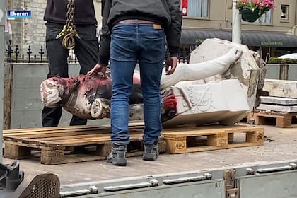 Trabajadores municipales remueven una estatua desfigurada del rey Leopoldo II de Bélgica