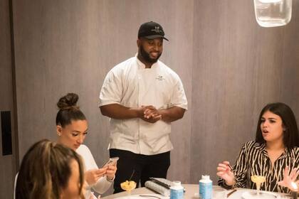 Trabajadores que reciben propinas deberán garantizar ingresos equivalentes al salario mínimo estatal, según la legislación vigente.