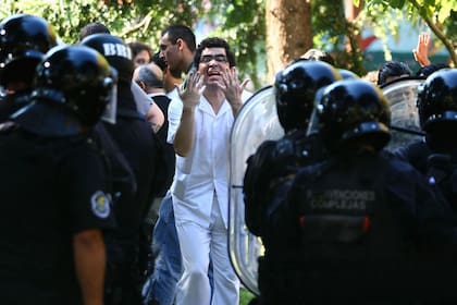 Las imágenes de la represión en el hospital Borda