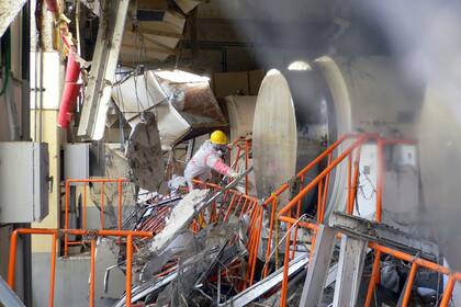 Trabajadores recorren la central nuclear de Fukushima que fue destruida por el tsunami en marzo de 2011