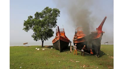 Trabajadores reparan un barco a orillas del río Ganges en Hanra, al sur de Kolkata