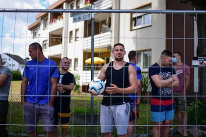 Trabajadores rumanos de la fábrica durante la cuarentena, están aislados en sus casas