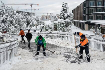 Trabajadores sacan la nieve en el distrito de Kucukcekmece de Estambul, el 25 de enero de 2022