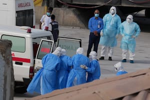 España identificó dos contactos nuevos que viajaron con la pasajera infectada
