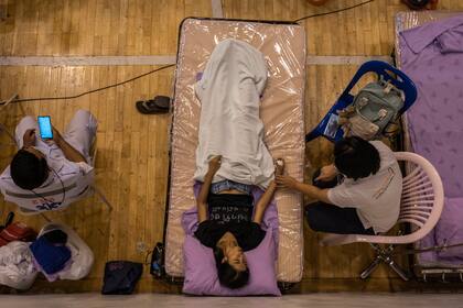 Trabajadores sanitarios controlan a una persona vacunada de Covid en Phuket