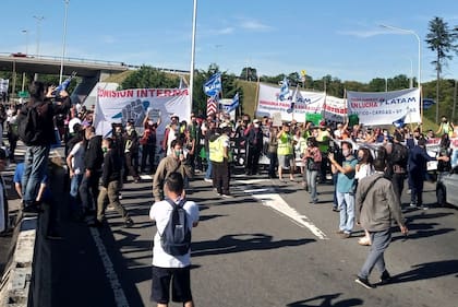 Los trabajadores de Lan Argentina en una protesta cuando la empresa anunció que desmantelaría la filial local