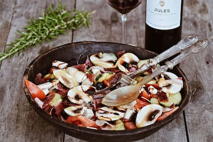 "Trabajamos exclusivamente con productos locales, cultivados y criados en nuestras tierras o en las de nuestros vecinos y amigos agricultores del entorno", dice la chef del lugar, Emmanuelle Canonici.