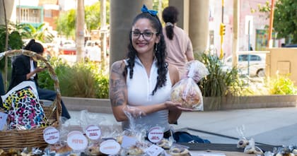 Trabajando en su emprendimiento de panificados.