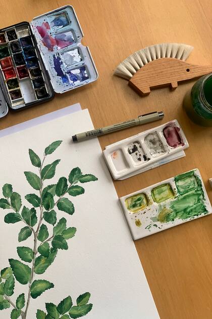 Trabajar con acuarela le resulta versátil y los elementos son fáciles de trasladar