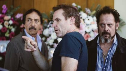 Trabajar con figuras como Brandoni y Luque fue un nuevo desafío para Stagnaro. "A favor, estás trabajando con actorazos; en contra, en algunos casos exigen más de vos." También actúan Julieta Ortega, Eleonora Wexler, Andrea Rincón y Ariel Staltari. Lanzani es el protagonista