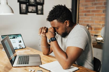 Trabajar desde casa puede generar comodidad, aunque algunas personas prefieren concurrir a la oficina. Imagen: Istock