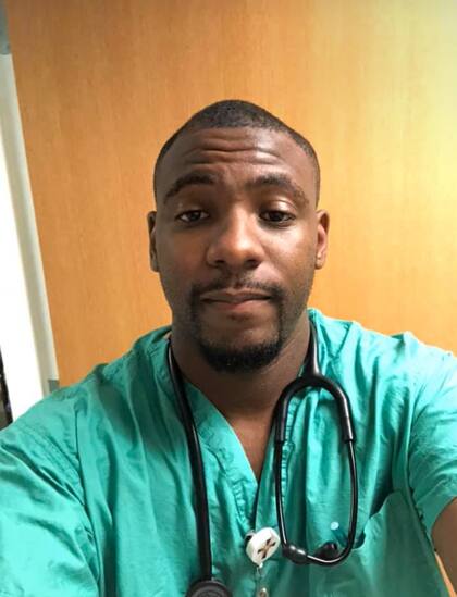 Trabajar en el área de enfermería tiene ventajas, pero también desventajas, según el hombre