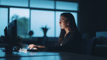 Trabajar frente a una pantalla durante horas puede significar un riesgo latente para la salud