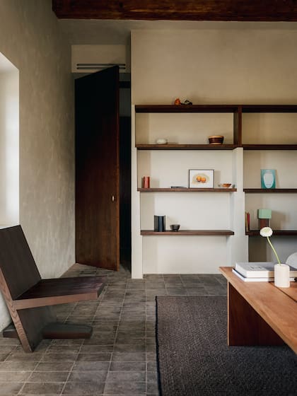 Trabajaron con Fred Fabric para diseñar estanterías a medida en toda la casa. ¡Atención a la forma escalonada de los parantes! Silla Lounge Chair 02, diseñada por Vincent Van Duysen para Zara Home.