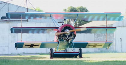 Trabajo concluido en el histórico triplano. Puesta en marcha del motor Warner Scarab en el Aeroclub Rio de la Plata a cargo de su piloto Antonio García. (Gentileza de Marcos Cornejo Krebs @MECK737 @aeroclubriodelaplata )