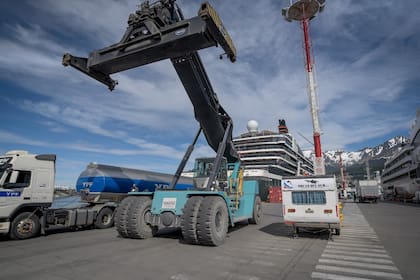Trabajo de abastecimientos de buques en el Puerto de Ushuaia, Tierra del Fuego.